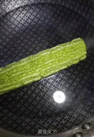 蜂蜜香蕉苦瓜的做法步骤：2