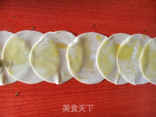 饺子皮葱香饼的做法步骤：5