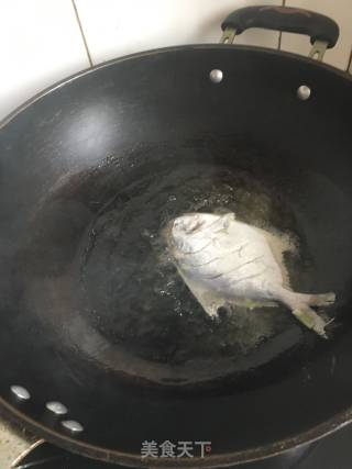 干炸银鲳鱼的做法步骤：5