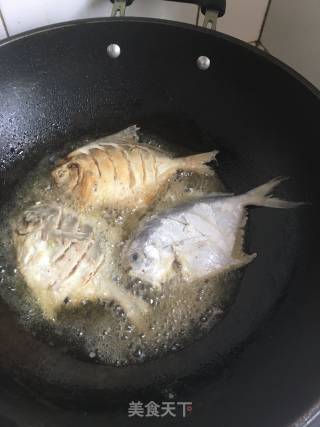 干炸银鲳鱼的做法步骤：6