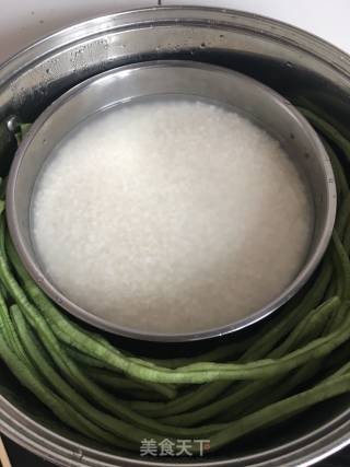 拌蒸豇豆的做法步骤：1