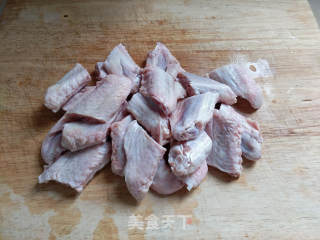 麻辣鸭翅的做法步骤：1