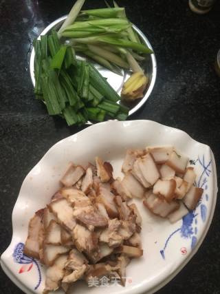 蒜苗炒肉的做法步骤：1