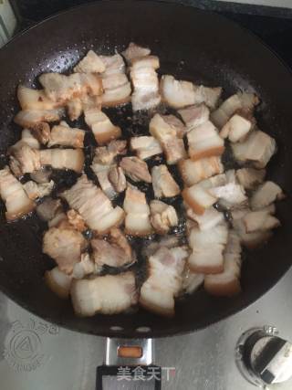 蒜苗炒肉的做法步骤：2