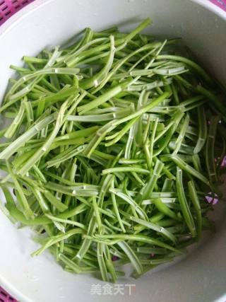 辣椒炒空心菜梗的做法步骤：3