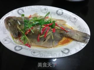 超入味的清蒸鲈鱼的做法步骤：1