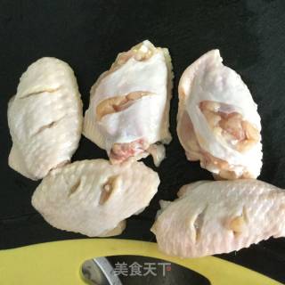 快手鸡翅中的做法步骤：2