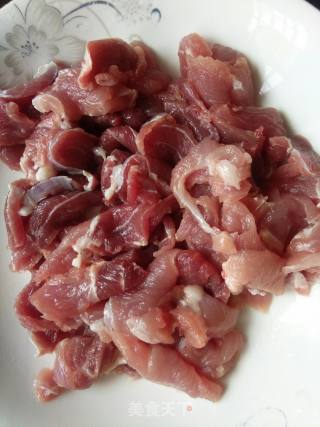 大葱炒肉的做法步骤：1