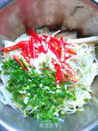 绿豆芽拌腐竹的做法步骤：12