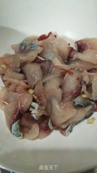 丝瓜浸鱼片的做法步骤：1