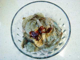 蒜蓉烤鲜虾的做法步骤：2