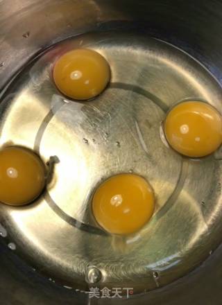 青红椒炒鸡蛋的做法步骤：1