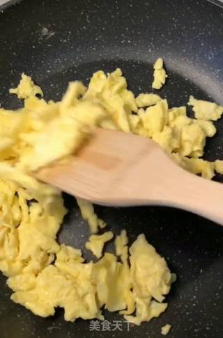 青红椒炒鸡蛋的做法步骤：2