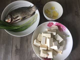 鲫鱼豆腐汤的做法步骤：1