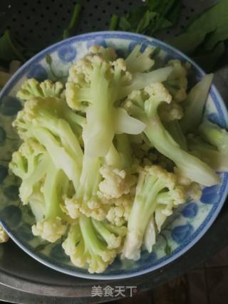 素炒花菜的做法步骤：1