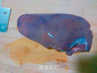 金针菜黑木耳猪肝汤的做法步骤：2