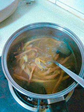 金针菜黑木耳猪肝汤的做法步骤：14