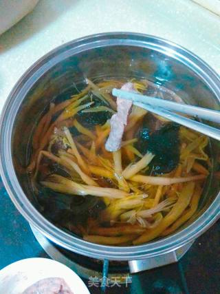 金针菜黑木耳猪肝汤的做法步骤：15