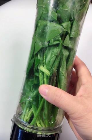 菠菜汁凉虾的做法步骤：1