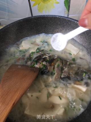 浓香鲫鱼豆腐汤的做法步骤：6