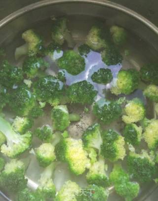 章鱼肠炒西蓝花的做法步骤：2