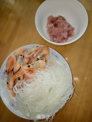 北极虾炖粉丝的做法步骤：1