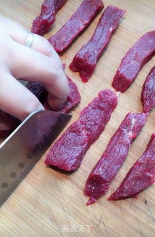 黑胡椒牛肉干的做法步骤：1