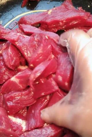 黑胡椒牛肉干的做法步骤：2