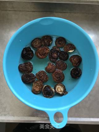 香菇油菜的做法步骤：1