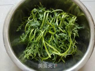 豆皮茼蒿的做法步骤：1