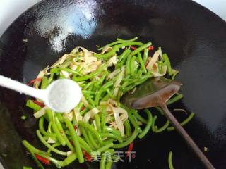 豆皮茼蒿的做法步骤：10