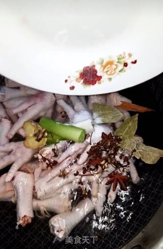 泡椒凤爪的做法步骤：2