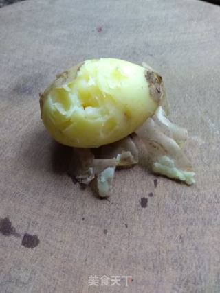 土豆芝麻球的做法步骤：2