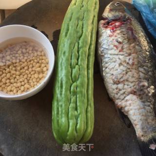 凉瓜鲫鱼汤的做法步骤：1