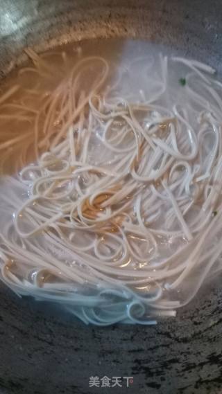金针菇鸡蛋面条的做法步骤：4