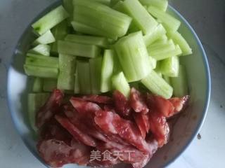 青瓜炒香肠的做法步骤：2