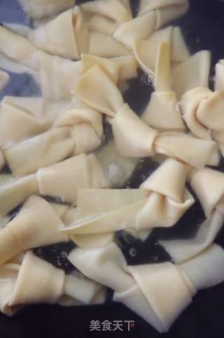 五花肉炖豆皮的做法步骤：1