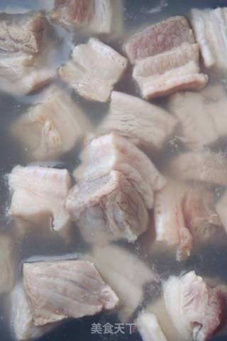 五花肉炖豆皮的做法步骤：2