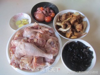 香菇木耳鸡汤的做法步骤：1