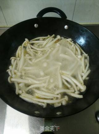 鸡汤白玉菇的做法步骤：4