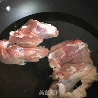 海带玉米菠萝蜜子炖腱子肉的做法步骤：1