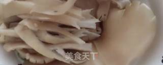 炸平菇的做法步骤：1