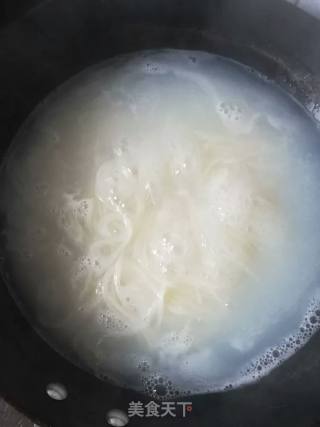 美味炒米粉的做法步骤：1