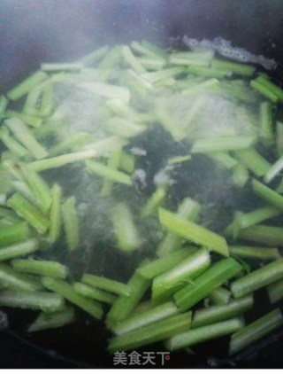 芹菜花生米的做法步骤：4