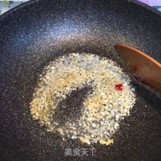 炝炒蒜蓉地瓜叶的做法步骤：2
