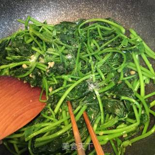 炝炒蒜蓉地瓜叶的做法步骤：4