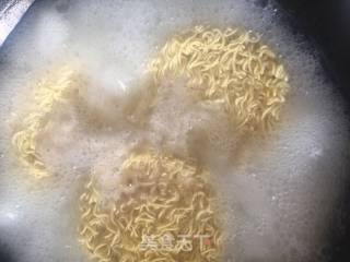 #夏季懒人餐～素炒泡面#的做法步骤：1