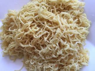 #夏季懒人餐～素炒泡面#的做法步骤：2
