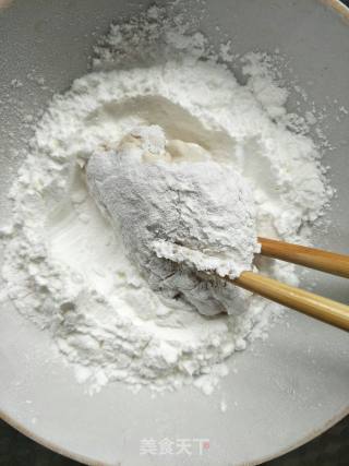 双色炸鸡翅的做法步骤：3