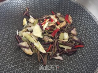 爆炒蕨菜腌笋的做法步骤：4